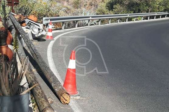 Luminaria en el suelo en la carretera de Lomo Magullo (Foto TA)